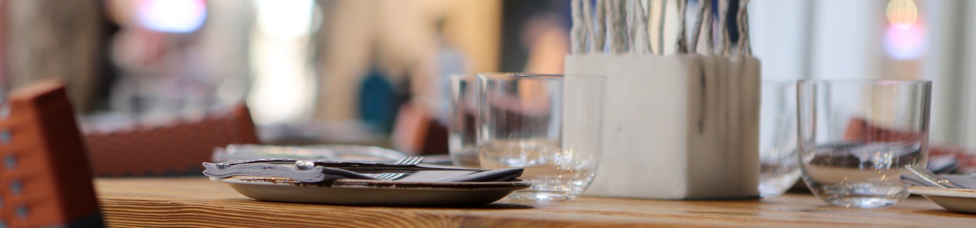 Bord op gedekte tafel in restaurant - restaurantblog